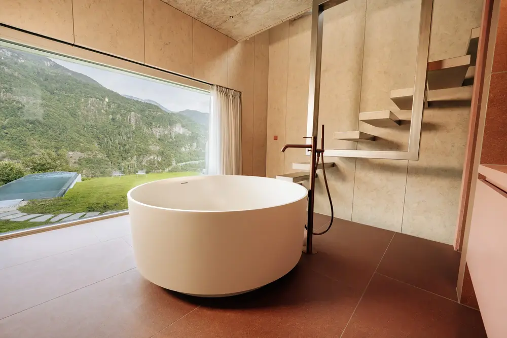 Freistehende Badewanne mit Aussicht
