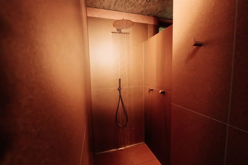 Dusche in warmen Farbtönen