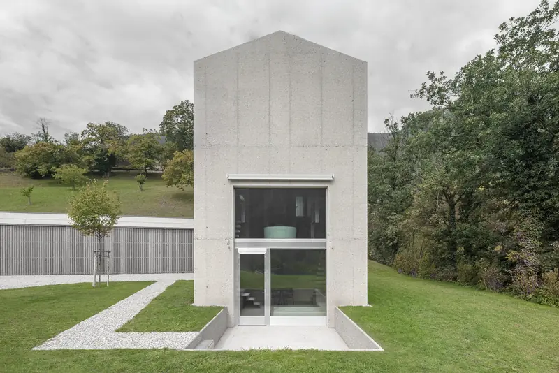 Reduzierte Fassade eines Turms